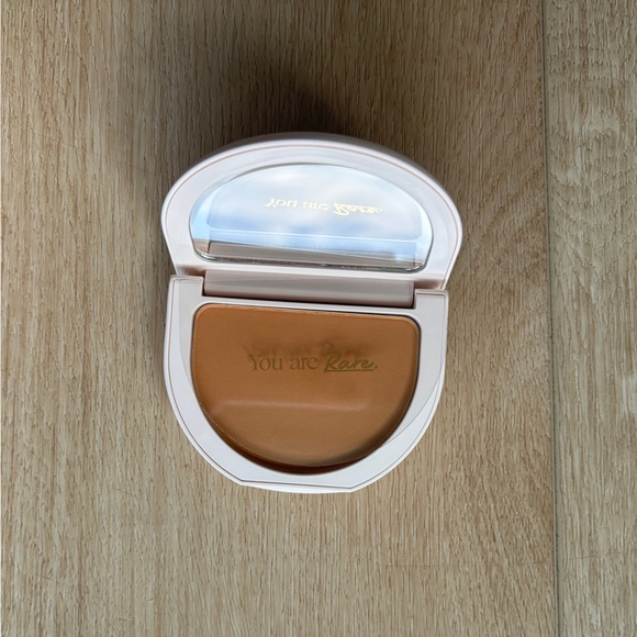 Rare Beauty - True to myself tinted pressed powder - ALMOND - Picture 1 of 2
